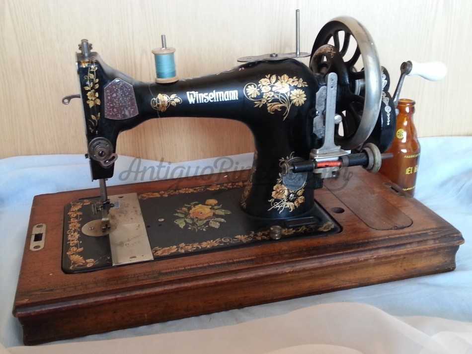 Un pan Recoger hojas silueta Máquina de coser antigua marca Winselmann.