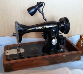 Máquina de coser antigua. Marca SINGER.