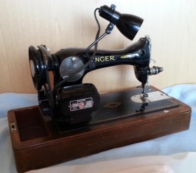 Máquina de coser antigua. Marca SINGER.