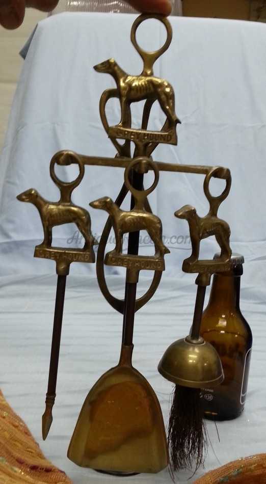 Chimenea. Accesorios en bronce. Pequeño tamaño