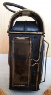 Linterna antigua. Años 40. Tipo lámpara ferroviaria. Emblemática.