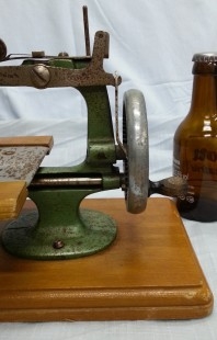 Máquina de coser antigua marca Grain. Años 60. A manubrio.