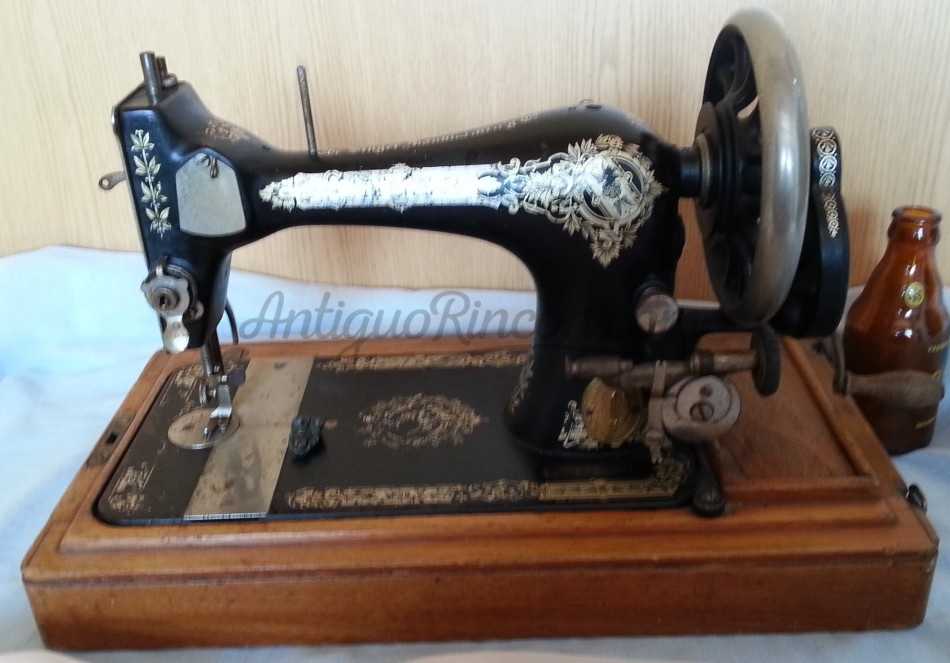 Máquina de coser antigua. Marca Singer.