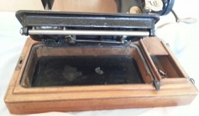 Máquina de coser antigua. Marca Singer.