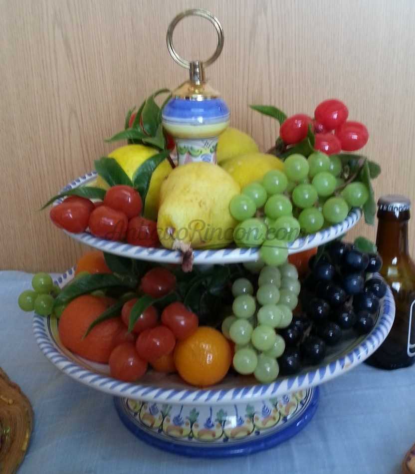 Frutero cerámico. Centro de mesa con diferentes frutas ficticias. Frutero cerámico. Centro de mesa con diferentes frutas ficticias.