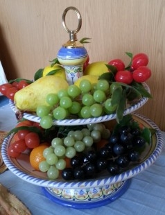 Frutero cerámico. Centro de mesa con diferentes frutas ficticias.