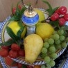 Frutero cerámico. Centro de mesa con diferentes frutas ficticias.