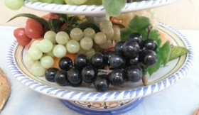 Frutero cerámico. Centro de mesa con diferentes frutas ficticias.