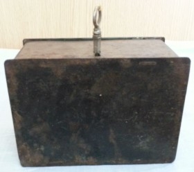 Caja de caudales en pesado metal. Años 50. Con llave