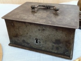 Caja de caudales en pesado metal. Años 50. Sin llave