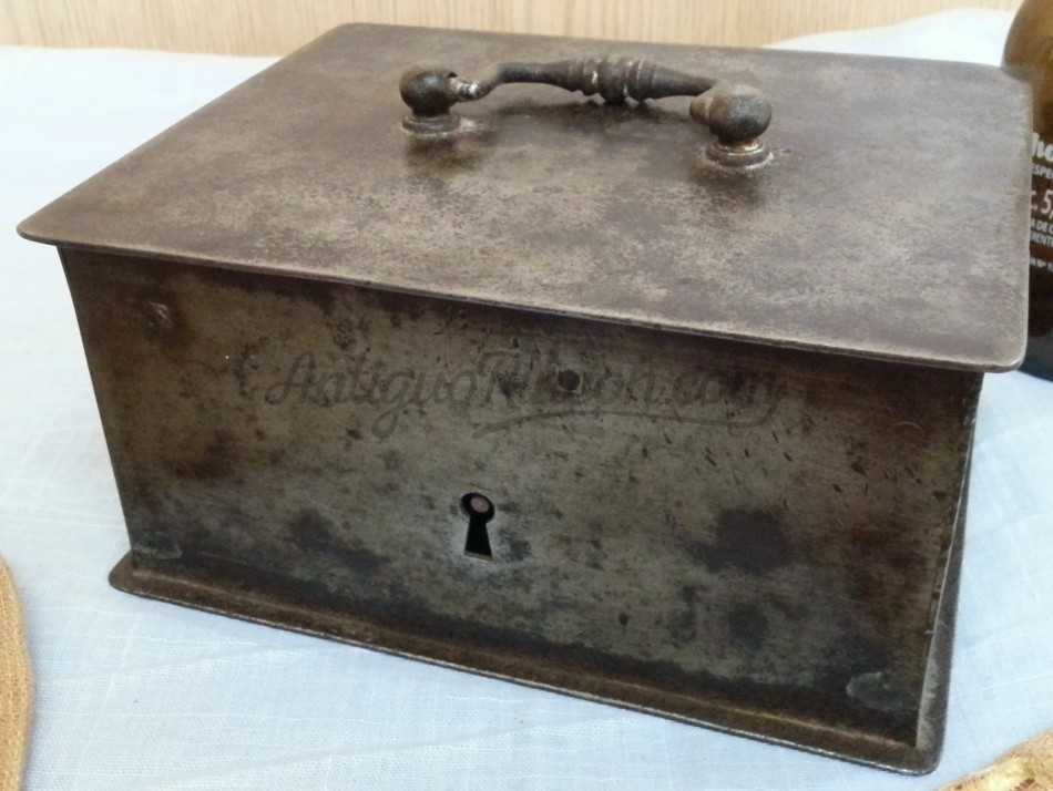 Caja de caudales en pesado metal. Años 50. Sin llave