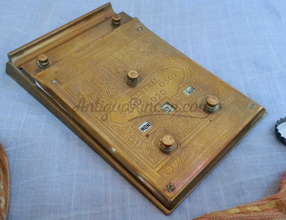 Calendario perpetuo en bronce. Funciona perfectamente Calendario perpetuo en bronce. Funciona perfectamente