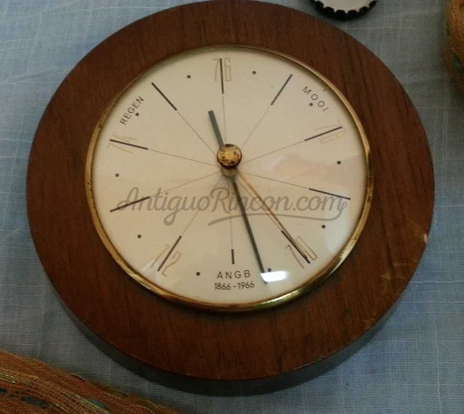 Barómetro. Años 70. En madera. Marca ANGB Barómetro. Años 70. En madera. Marca ANGB