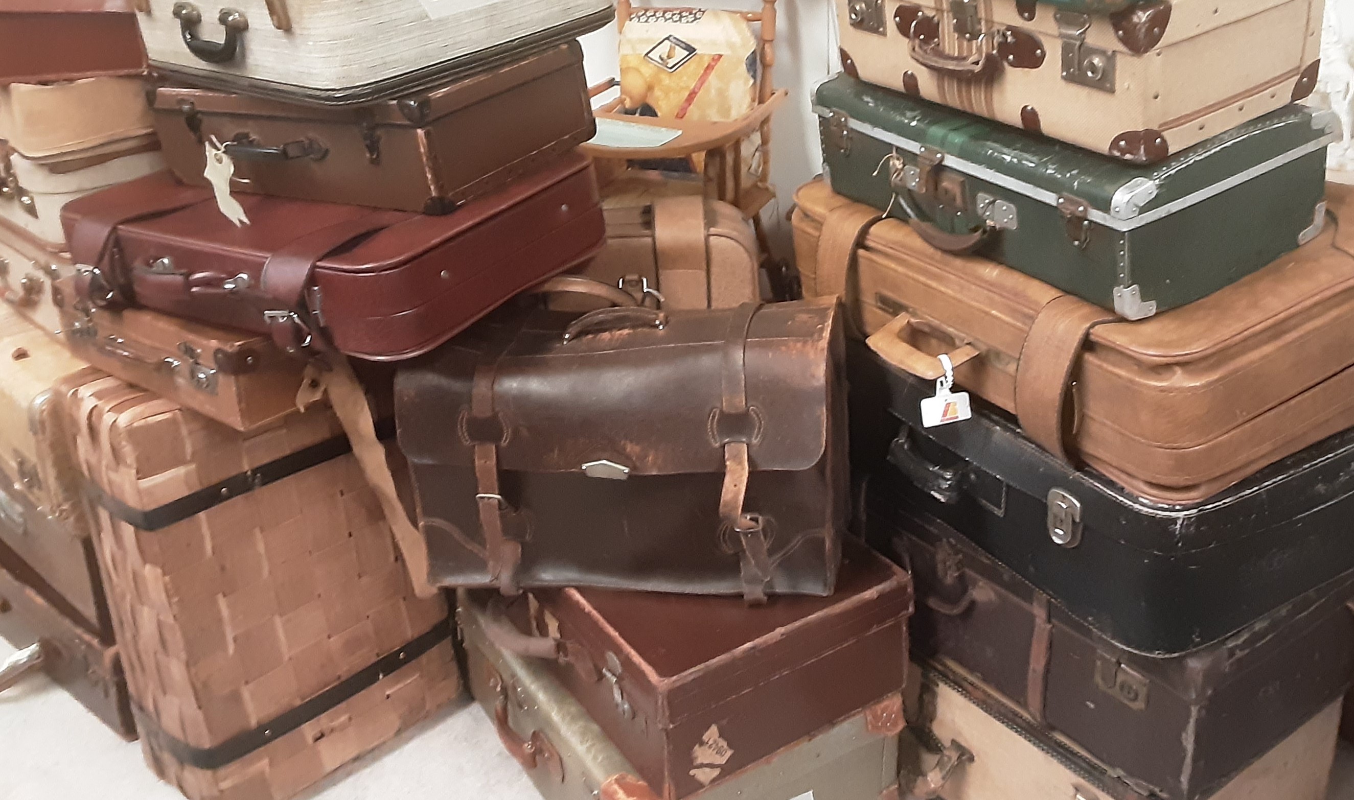 Maletas antiguas. Gran cantidad de maletas antiguas o vintage en venta o  alquiler.