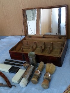 Barbería. Conjunto de utensilios antiguos de barbero.