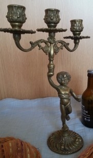Candelabro de tres brazos en bronce. Fuerte y pesado