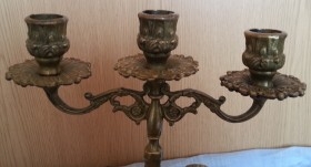 Candelabro de tres brazos en bronce. Fuerte y pesado