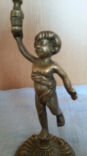 Candelabro de tres brazos en bronce. Fuerte y pesado