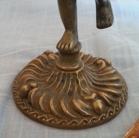 Candelabro de tres brazos en bronce. Fuerte y pesado