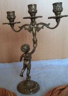 Candelabro de tres brazos en bronce. Fuerte y pesado