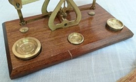 Balanza de Joyería en bronce y madera. Origen británico