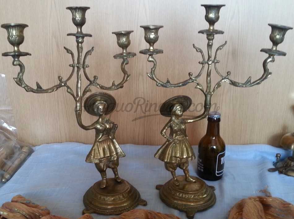 Candelabros de tres brazos en bronce. Pareja. Fuertes y pesados