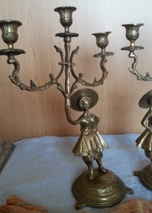 Candelabros de tres brazos en bronce. Pareja. Fuertes y pesados