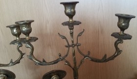 Candelabros de tres brazos en bronce. Pareja. Fuertes y pesados