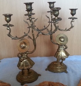 Candelabros de tres brazos en bronce. Pareja. Fuertes y pesados