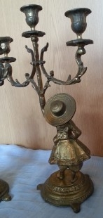 Candelabros de tres brazos en bronce. Pareja. Fuertes y pesados