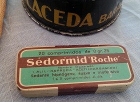 Latas de medicamentos antiguas. Dos unidades. Vacías.