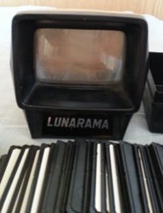 Proyector de diapositivas LUNARAMA. Años 70. Funcionando.