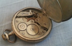 Reloj antiguo de bolsillo de tres capas. Marca Canigó