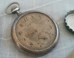 Reloj antiguo de bolsillo de tres capas. Marca Udovic