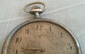 Reloj antiguo de bolsillo de tres capas. Marca Udovic