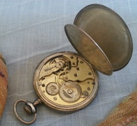 Reloj antiguo de bolsillo de tres capas. Marca Udovic