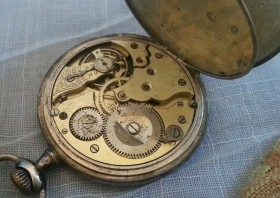 Reloj antiguo de bolsillo de tres capas. Marca Udovic