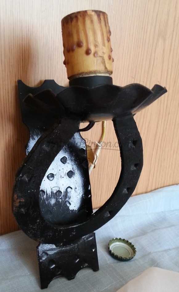 Aplique eléctrico. Candelabro. Estilo medieval. Aplique eléctrico. Candelabro. Estilo medieval.