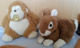 Peluches. Mono y conejo. Simpática pareja de peluches