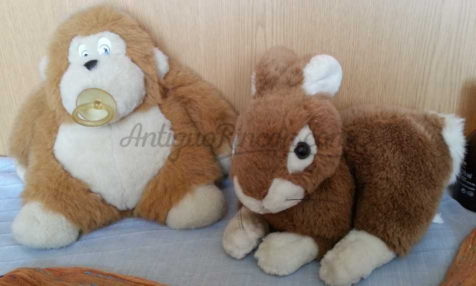 Peluches. Mono y conejo. Simpática pareja de peluches