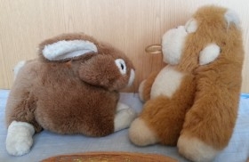 Peluches. Mono y conejo. Simpática pareja de peluches