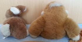 Peluches. Mono y conejo. Simpática pareja de peluches