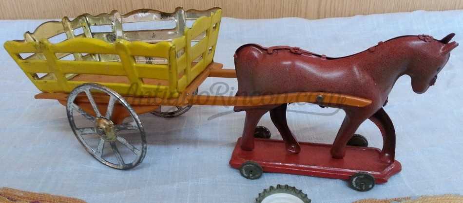 Carromato tirado por caballo de juguete en chapa. Años 50