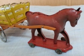 Carromato tirado por caballo de juguete en chapa. Años 50