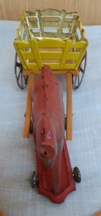Carromato tirado por caballo de juguete en chapa. Años 50