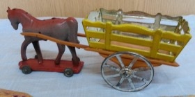 Carromato tirado por caballo de juguete en chapa. Años 50