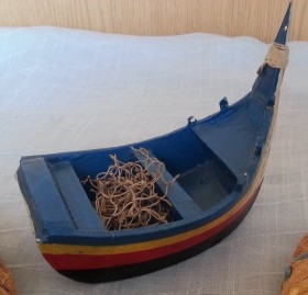 Barquita de Pesca en madera. Maqueta manual