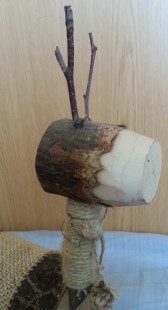 Ciervo. Figura de madera artesanal.