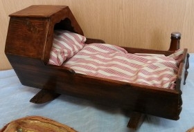 Cuna antigua de juguete. Fabricada en madera