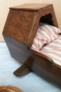 Cuna antigua de juguete. Fabricada en madera